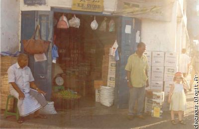 devant le marché en bois
